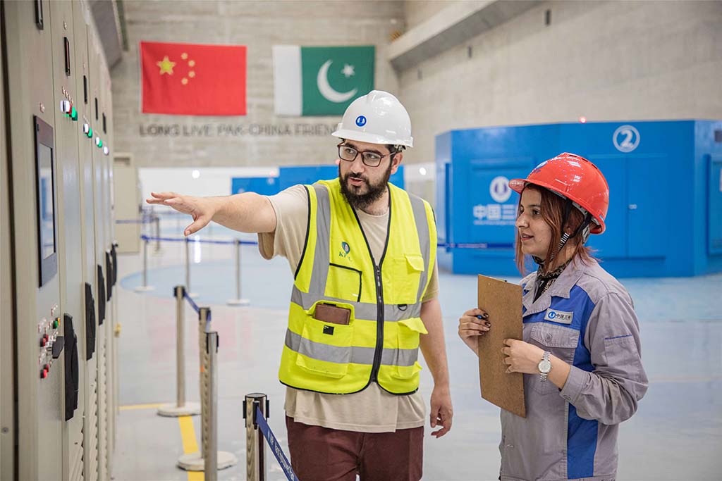7月14日，巴方工作人員在卡洛特水電站-地下電廠檢查數(shù)據(jù)。 （人民網(wǎng)記者 薛丹攝）
