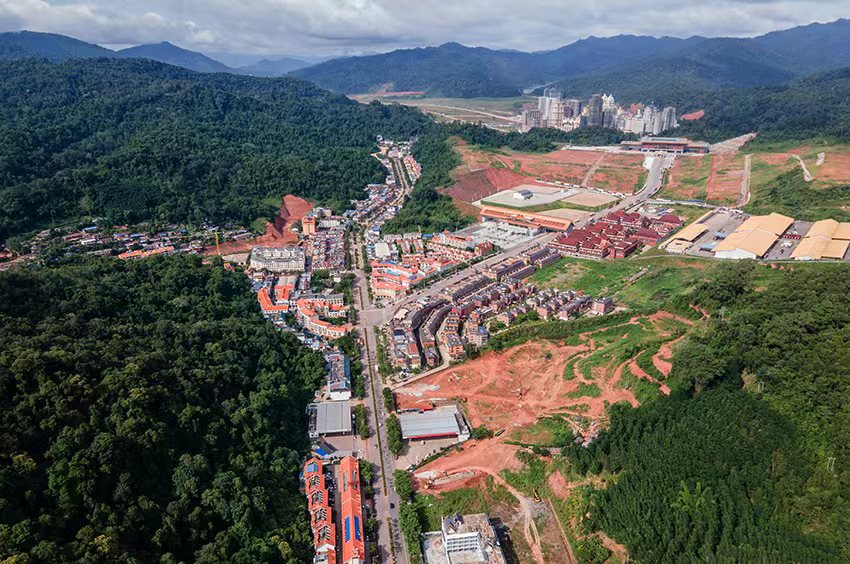 磨憨口岸俯瞰，右前方高層白色建筑群為老撾境內(nèi)。人民網(wǎng)記者 符皓攝