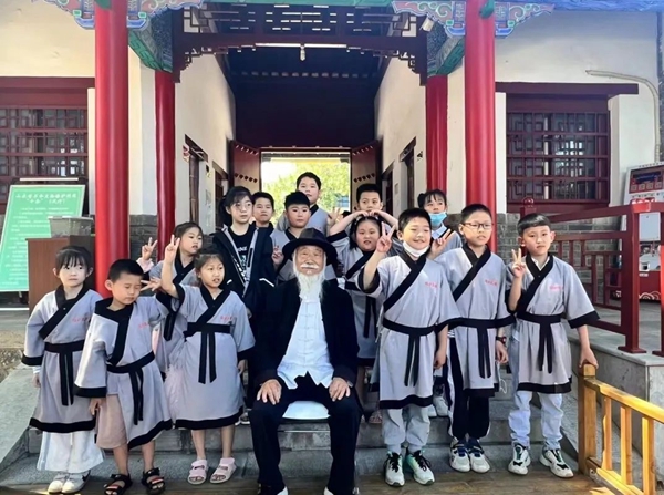 聽孔廟歷史見證人——白胡子爺爺講述臨沂城過去的故事。臨沂市博物館供圖