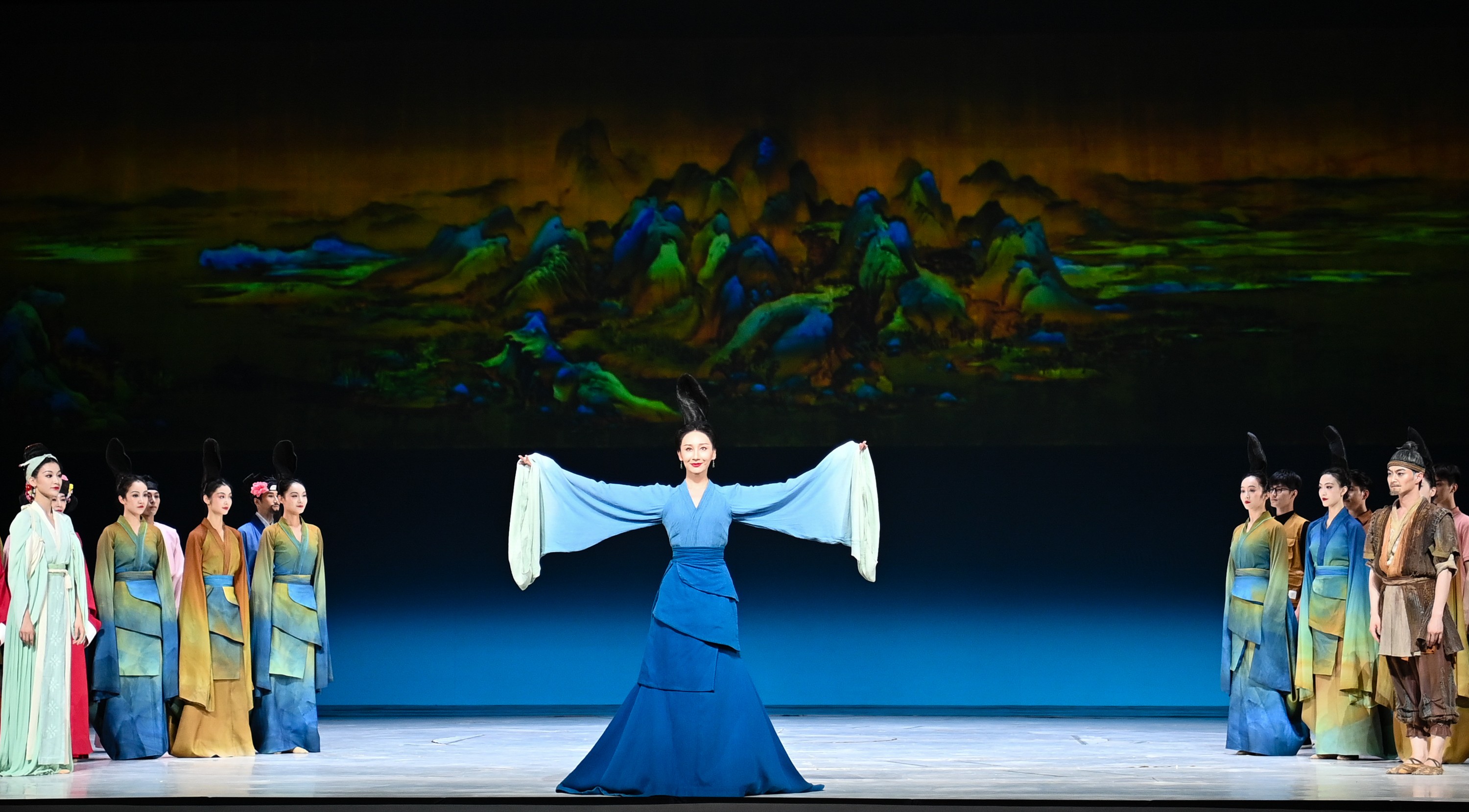 2023年7月20日，中國(guó)東方演藝集團(tuán)演員在烏魯木齊文化中心大劇院表演舞蹈詩(shī)劇《只此青綠》。新華社記者 李響 攝