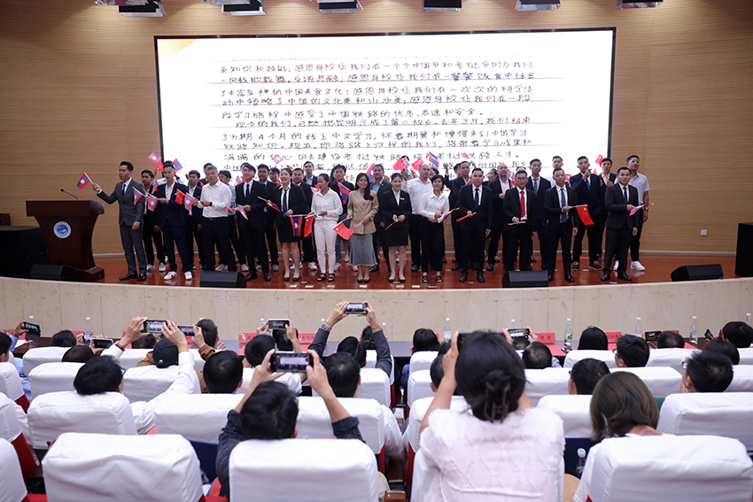 7月31日，昆明鐵道職業(yè)技術(shù)學(xué)院舉行援老撾鐵道職業(yè)技術(shù)學(xué)院項(xiàng)目教育能力建設(shè)教師培養(yǎng)班結(jié)業(yè)典禮。 昆明鐵道職業(yè)技術(shù)學(xué)院供圖