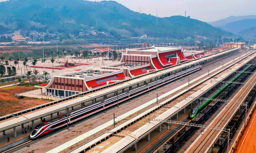對(duì)向行駛的國(guó)際客運(yùn)列車(chē)“復(fù)興號(hào)”和“瀾滄號(hào)”在磨憨站交匯。楊紫軒攝
