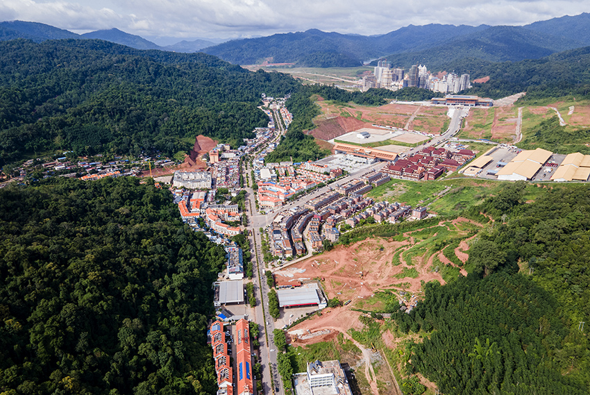 磨憨口岸俯瞰，右前方高層白色建筑群為老撾境內(nèi)。人民網(wǎng)記者 符皓攝