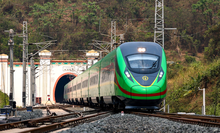 “復(fù)興號(hào)”動(dòng)車(chē)組列車(chē)駛過(guò)友誼隧道。徐章位攝