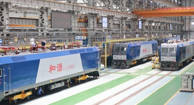 四川成都：機車檢修保障旅客安全
