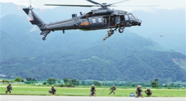 陸軍某旅組織直升機索降訓練